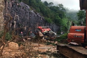Vụ đá đè xe khách khiến 6 người tử vong: Xuất hiện thêm 2 điểm sạt lở