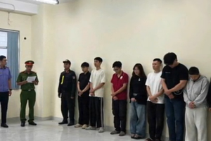 Theo dõi, bắt đường dây bán gần 30.000 sản phẩm thuốc lá điện tử