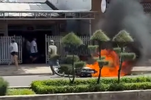 Bị cảnh sát giao thông dừng xe kiểm tra, thanh niên phóng hỏa đốt luôn xe máy