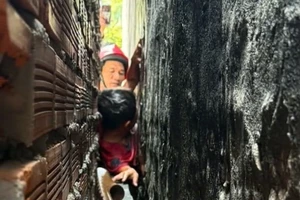 20 phút nghẹt thở giải cứu bé trai 9 tuổi kẹt giữa hai khe tường