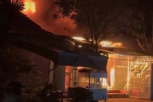 Cháy cửa hàng tạp hóa trong đêm, 2 mẹ con thương vong