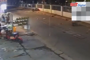 Tài xế ô tô dấu hiệu say xỉn lấn làn, tông 2 xe máy 