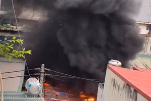 Cháy nhà, 7 xe máy, ô tô bị thiêu rụi