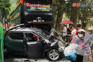 Đường lên Sa Pa tắc cứng do ô tô con bị xe khách kéo lê