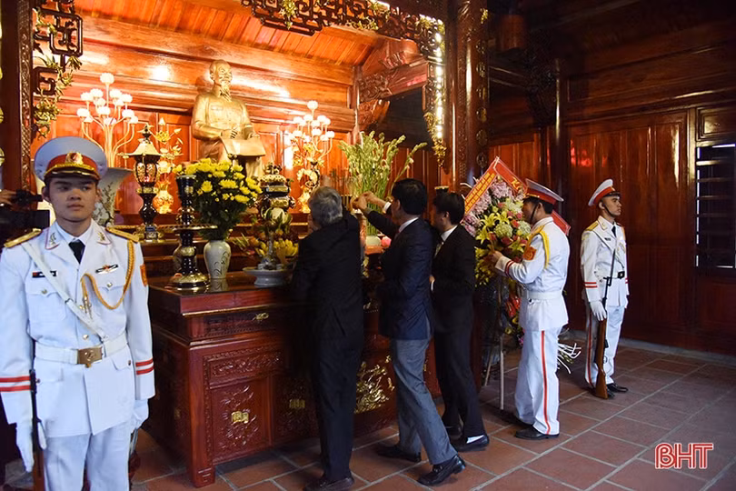 Đoàn đại biểu Hà Tĩnh dự Đại hội XIII của Đảng dâng hương, báo công với Bác Hồ