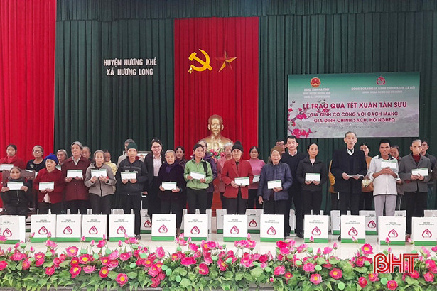 Ngân hàng Chính sách xã hội trao 300 suất quà tết cho người nghèo Hà Tĩnh