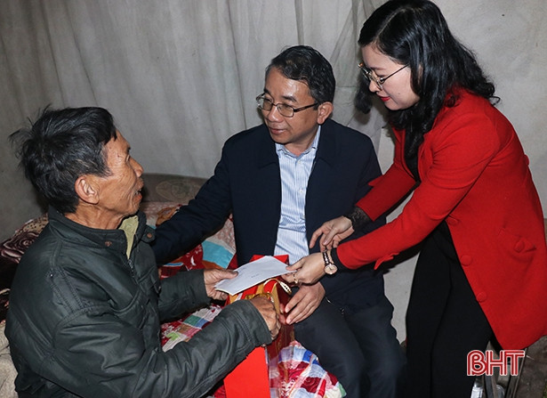 Chủ nhiệm Ủy ban Kiểm tra Tỉnh ủy chúc tết gia đình chính sách tại Thạch Hà