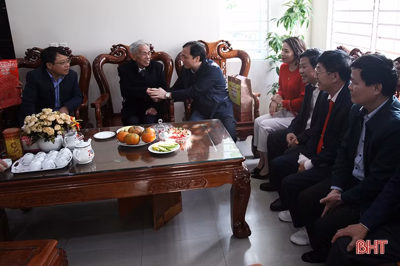 Bí thư Tỉnh ủy Hoàng Trung Dũng thăm hỏi gia đình chính sách nhân dịp tết Nguyên đán
