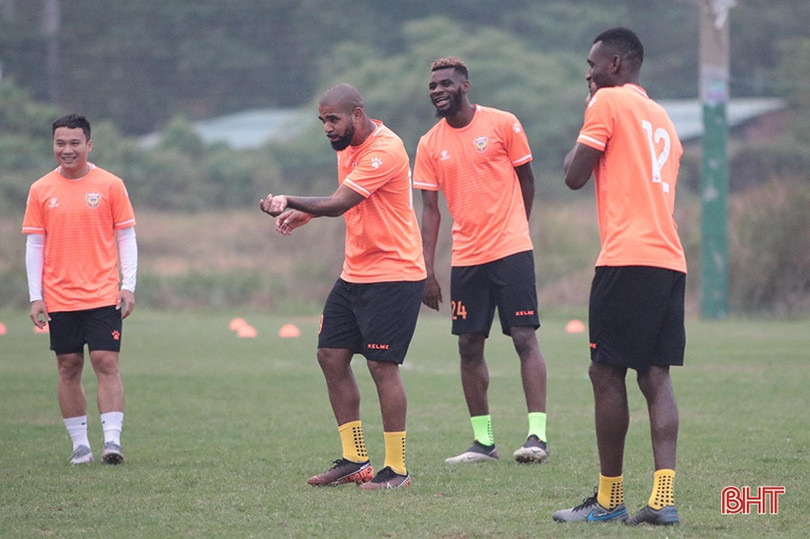 Hồng Lĩnh Hà Tĩnh tập luyện vui vẻ trên sân Phú Thọ - TP Hồ Chí Minh