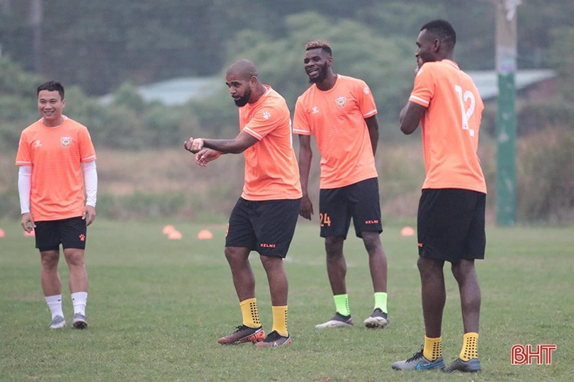 Hồng Lĩnh Hà Tĩnh tập luyện vui vẻ trên sân Phú Thọ - TP Hồ Chí Minh