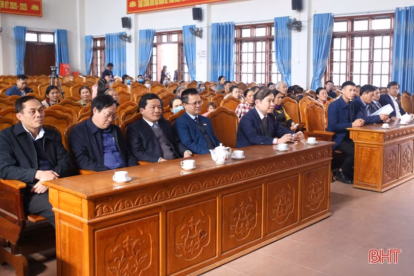 Chủ nhiệm Ủy ban Khoa học, Công nghệ và Môi trường của Quốc hội tặng quà tết cho người dân Hà Tĩnh