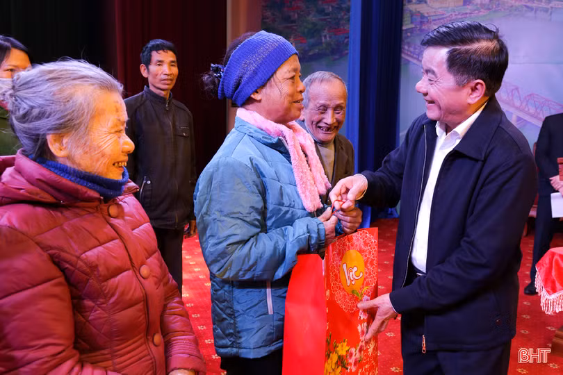 Trưởng ban Dân vận Tỉnh ủy tặng quà tết các gia đình chính sách, đảng viên cao tuổi