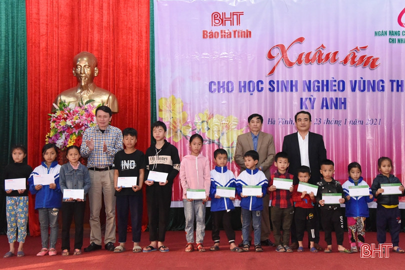 Xuân ấm cho học sinh nghèo vùng thượng Kỳ Anh