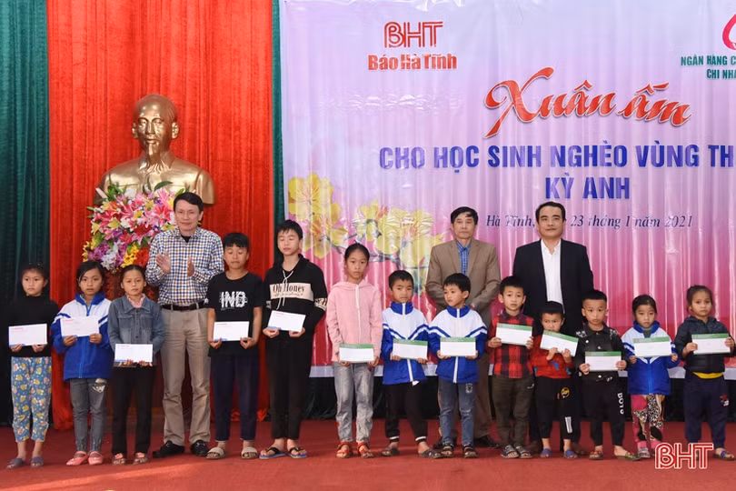 Xuân ấm cho học sinh nghèo vùng thượng Kỳ Anh