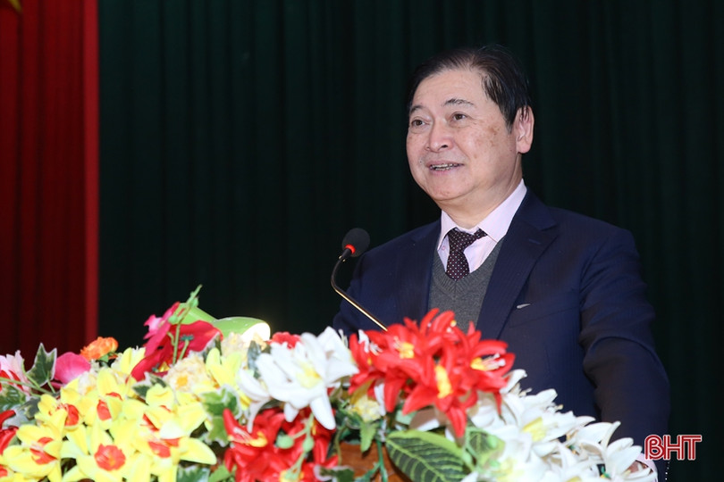 Chủ nhiệm Ủy ban Khoa học, Công nghệ và Môi trường của Quốc hội tặng quà tết cho người dân Hà Tĩnh