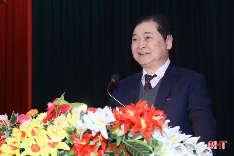 Chủ nhiệm Ủy ban Khoa học, Công nghệ và Môi trường của Quốc hội tặng quà tết cho người dân Hà Tĩnh