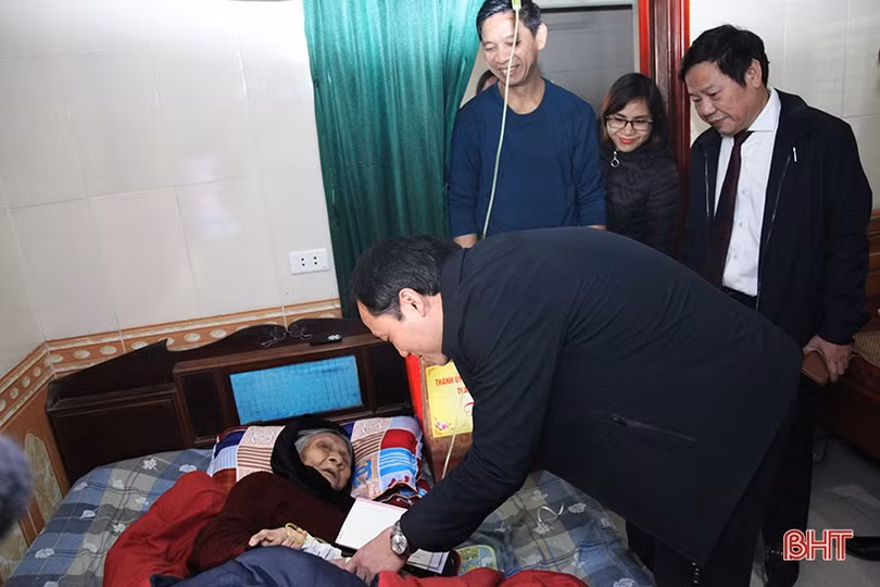 Bí thư Tỉnh ủy Hoàng Trung Dũng thăm hỏi gia đình chính sách nhân dịp tết Nguyên đán