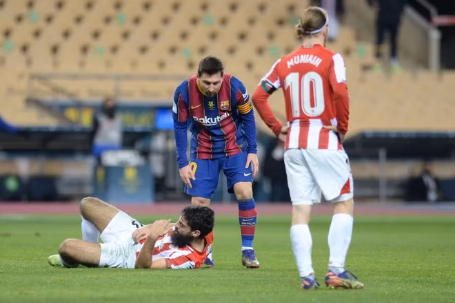 Messi lần đầu bị đuổi khỏi sân trong màu áo Barca