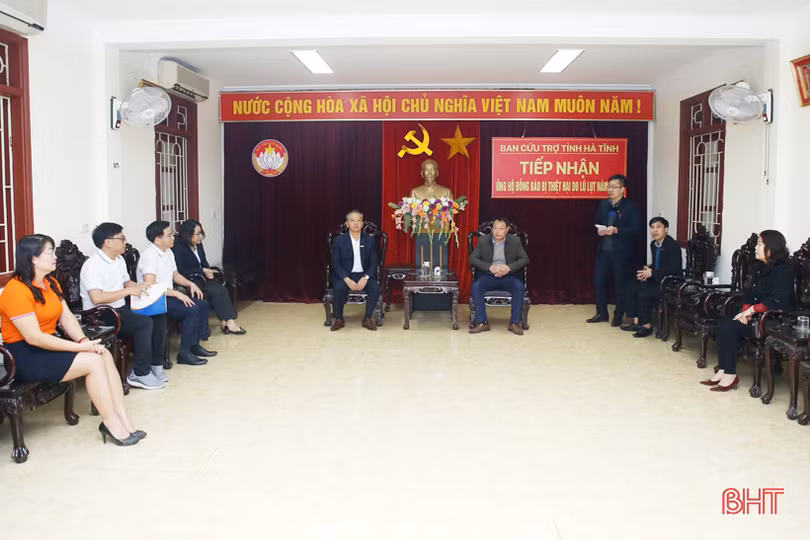 Sacombank và Huda Beer trao hỗ trợ người dân Hà Tĩnh 1 tỷ đồng