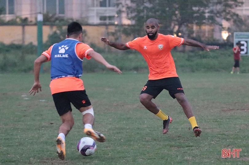 Hồng Lĩnh Hà Tĩnh tập luyện vui vẻ trên sân Phú Thọ - TP Hồ Chí Minh