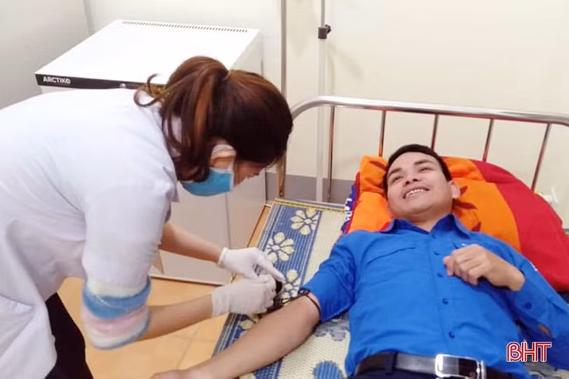 Chủ tịch UBND huyện Hương Khê cùng các tình nguyện viên hiến 294 đơn vị máu