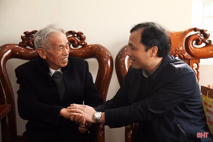 Trưởng ban Dân vận Tỉnh ủy tặng quà tết các gia đình chính sách, đảng viên cao tuổi