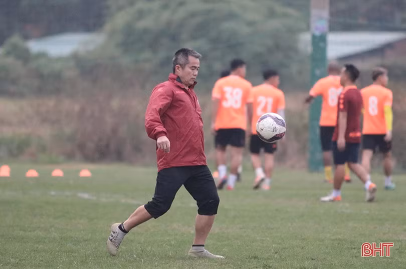 Hồng Lĩnh Hà Tĩnh tập luyện vui vẻ trên sân Phú Thọ - TP Hồ Chí Minh