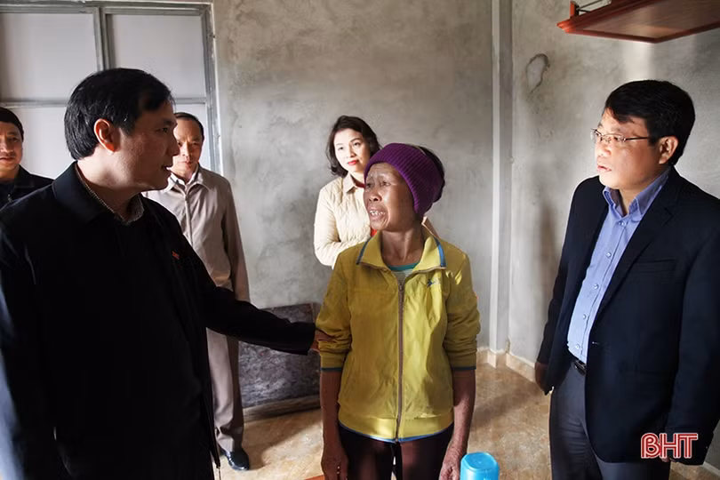 Bí thư Tỉnh ủy Hoàng Trung Dũng thăm hỏi gia đình chính sách nhân dịp tết Nguyên đán