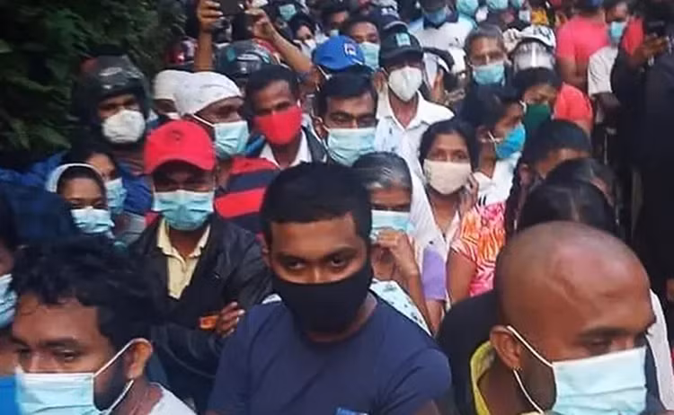 Bộ trưởng Sri Lanka vẫn mắc Covid-19 sau khi uống “nước thần”