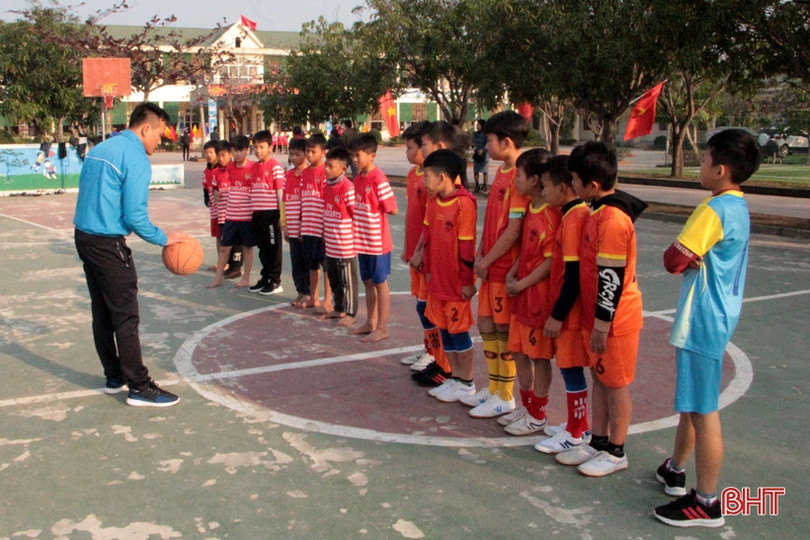 52 đội sôi nổi tranh tài Giải Bóng rổ tiểu học Thạch Hà