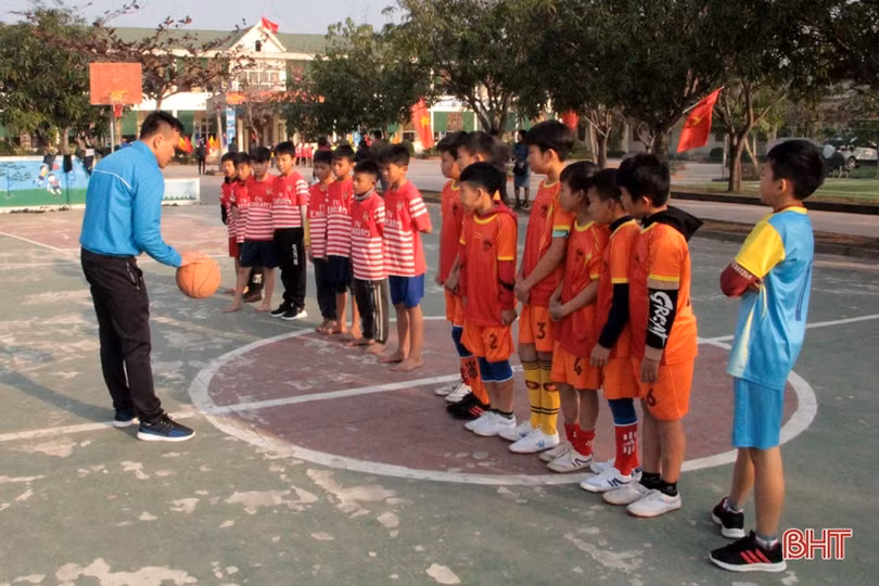 52 đội sôi nổi tranh tài Giải Bóng rổ tiểu học Thạch Hà