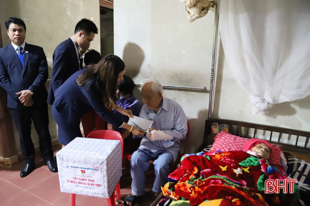 OceanBank trao gần 50 triệu đồng hỗ trợ người dân hoàn cảnh khó khăn