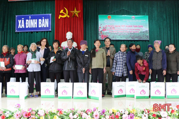 Ngân hàng Chính sách xã hội trao 300 suất quà tết cho người nghèo Hà Tĩnh