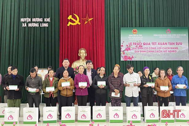Ngân hàng Chính sách xã hội trao 300 suất quà tết cho người nghèo Hà Tĩnh