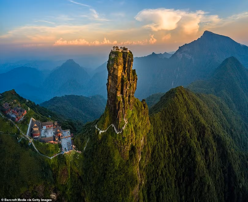 Ấn tượng ngôi đền nằm cheo leo trên đỉnh núi đá giữa muôn trùng mây