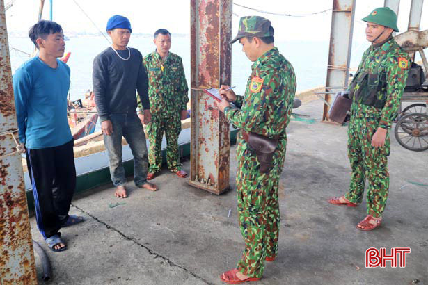 Biên phòng Hà Tĩnh liên tiếp bắt giữ 5 tàu giã cào khai thác trái quy định