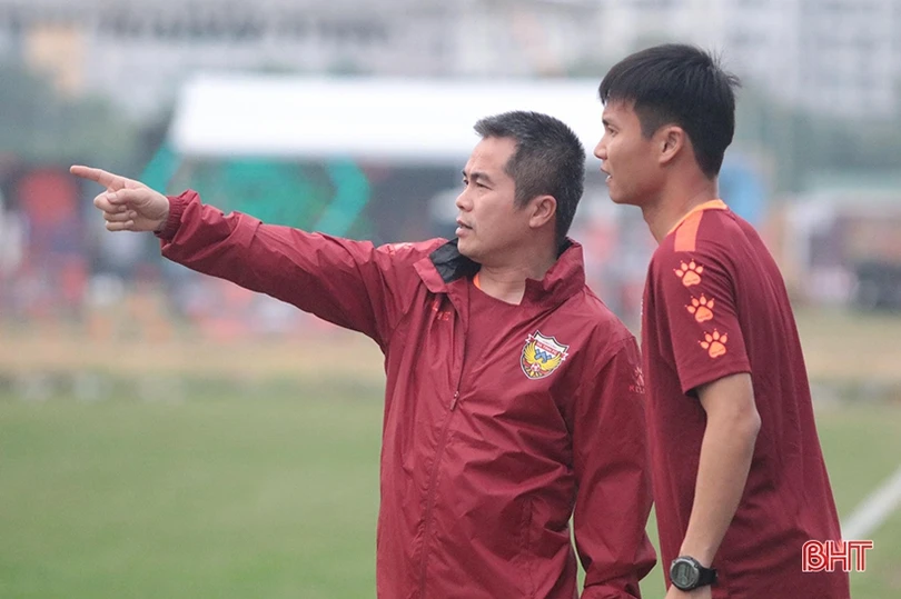 Hồng Lĩnh Hà Tĩnh tập luyện vui vẻ trên sân Phú Thọ - TP Hồ Chí Minh