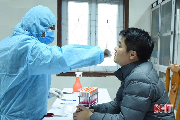 Đoàn đại biểu Hà Tĩnh xét nghiệm Covid-19 trước khi dự Đại hội Đảng XIII