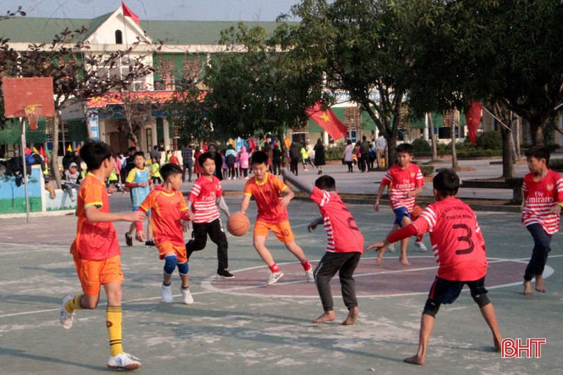 52 đội sôi nổi tranh tài Giải Bóng rổ tiểu học Thạch Hà