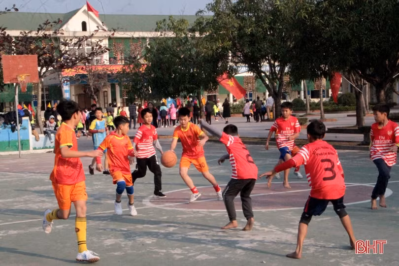 52 đội sôi nổi tranh tài Giải Bóng rổ tiểu học Thạch Hà