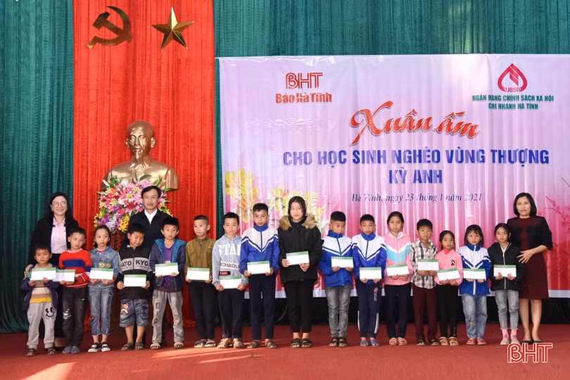 Xuân ấm cho học sinh nghèo vùng thượng Kỳ Anh