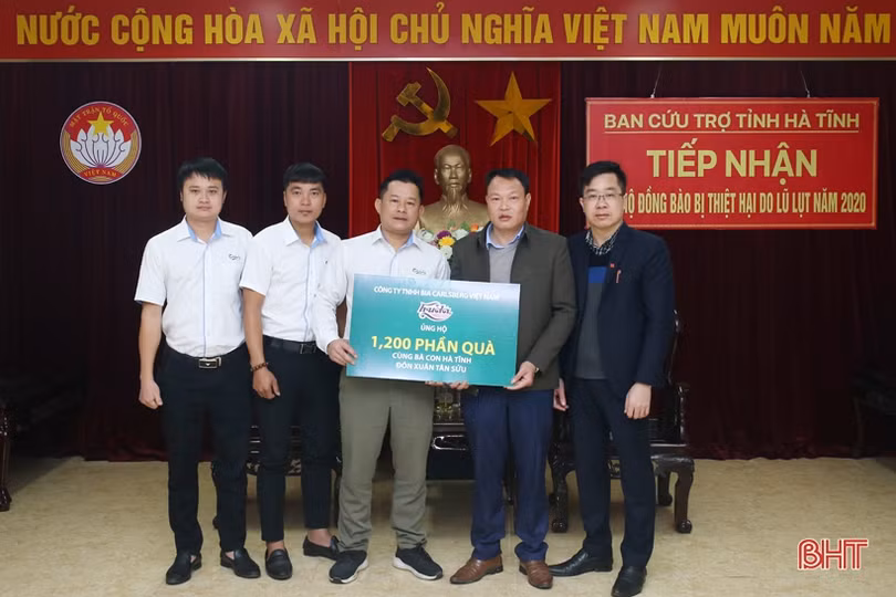 Sacombank và Huda Beer trao hỗ trợ người dân Hà Tĩnh 1 tỷ đồng