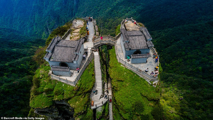Ấn tượng ngôi đền nằm cheo leo trên đỉnh núi đá giữa muôn trùng mây