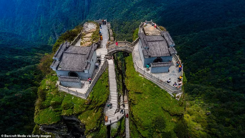 Ấn tượng ngôi đền nằm cheo leo trên đỉnh núi đá giữa muôn trùng mây