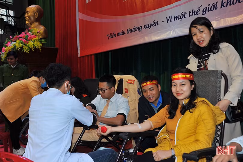 Chủ tịch UBND huyện Hương Khê cùng các tình nguyện viên hiến 294 đơn vị máu
