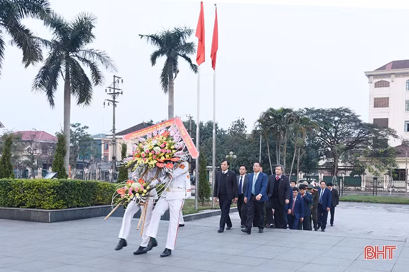 Đoàn đại biểu Hà Tĩnh dự Đại hội XIII của Đảng dâng hương, báo công với Bác Hồ