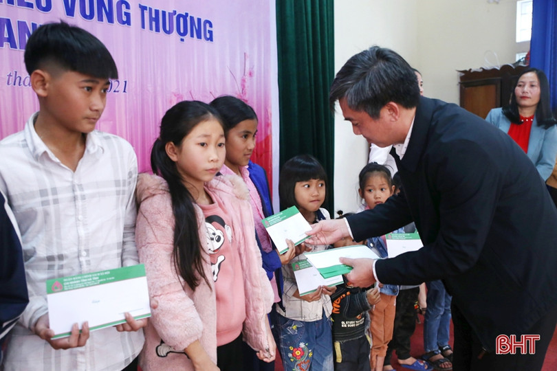 Xuân ấm cho học sinh nghèo vùng thượng Kỳ Anh