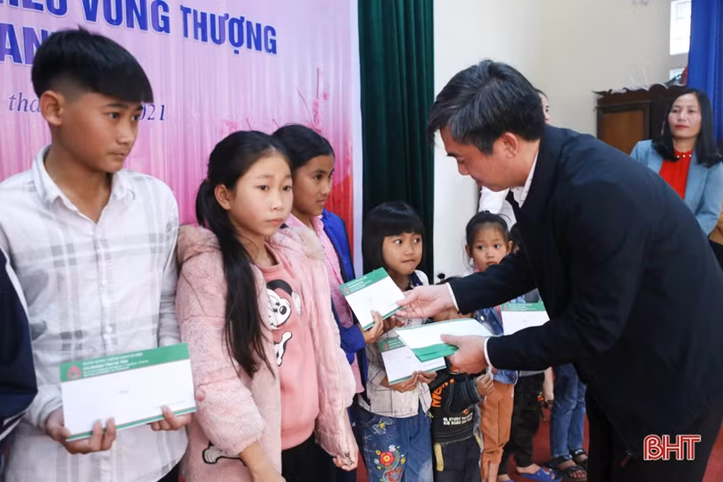 Xuân ấm cho học sinh nghèo vùng thượng Kỳ Anh