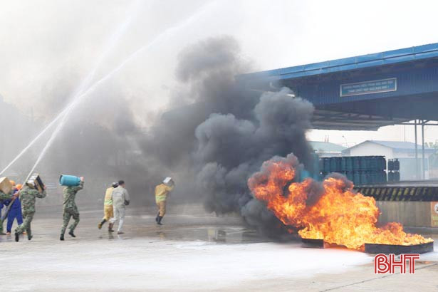Diễn tập đối phó với tình huống cháy nổ tại trạm chiết nạp gas ở Nghi Xuân
