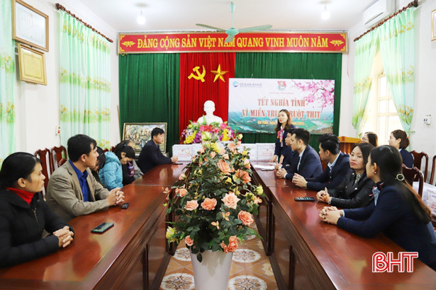 OceanBank trao gần 50 triệu đồng hỗ trợ người dân hoàn cảnh khó khăn